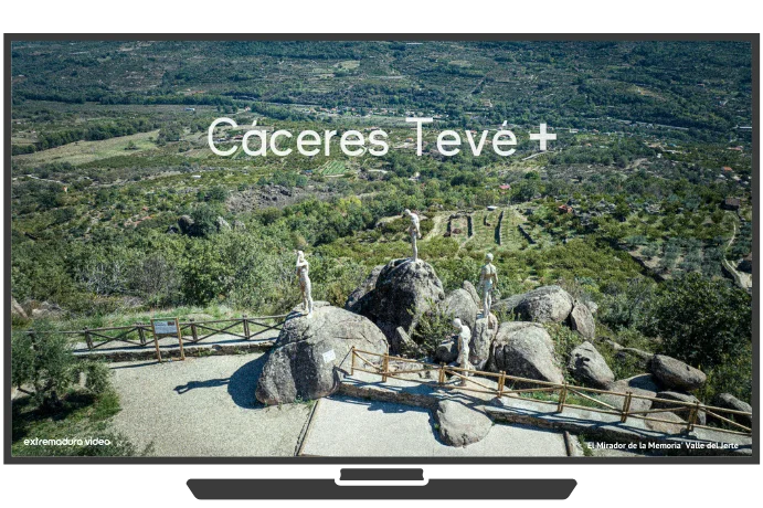 Cáceres Tevé + en una smart TV, con paisaje de la provincia de Cáceres
